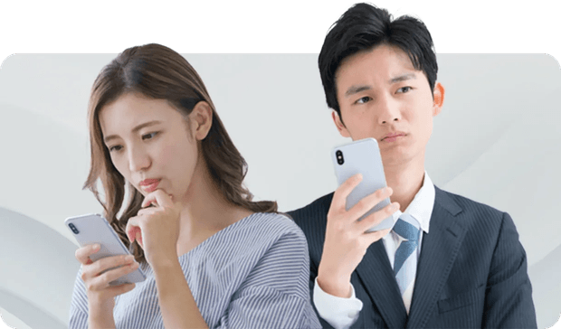 スマホを見て困った表情の男女