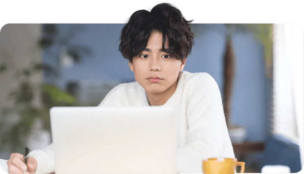 ノートパソコンに向かう男性