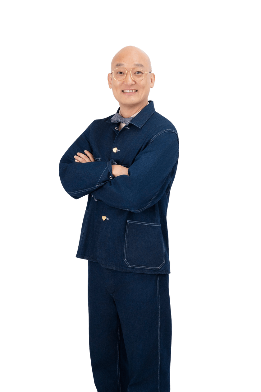 腕を組んで微笑む男性